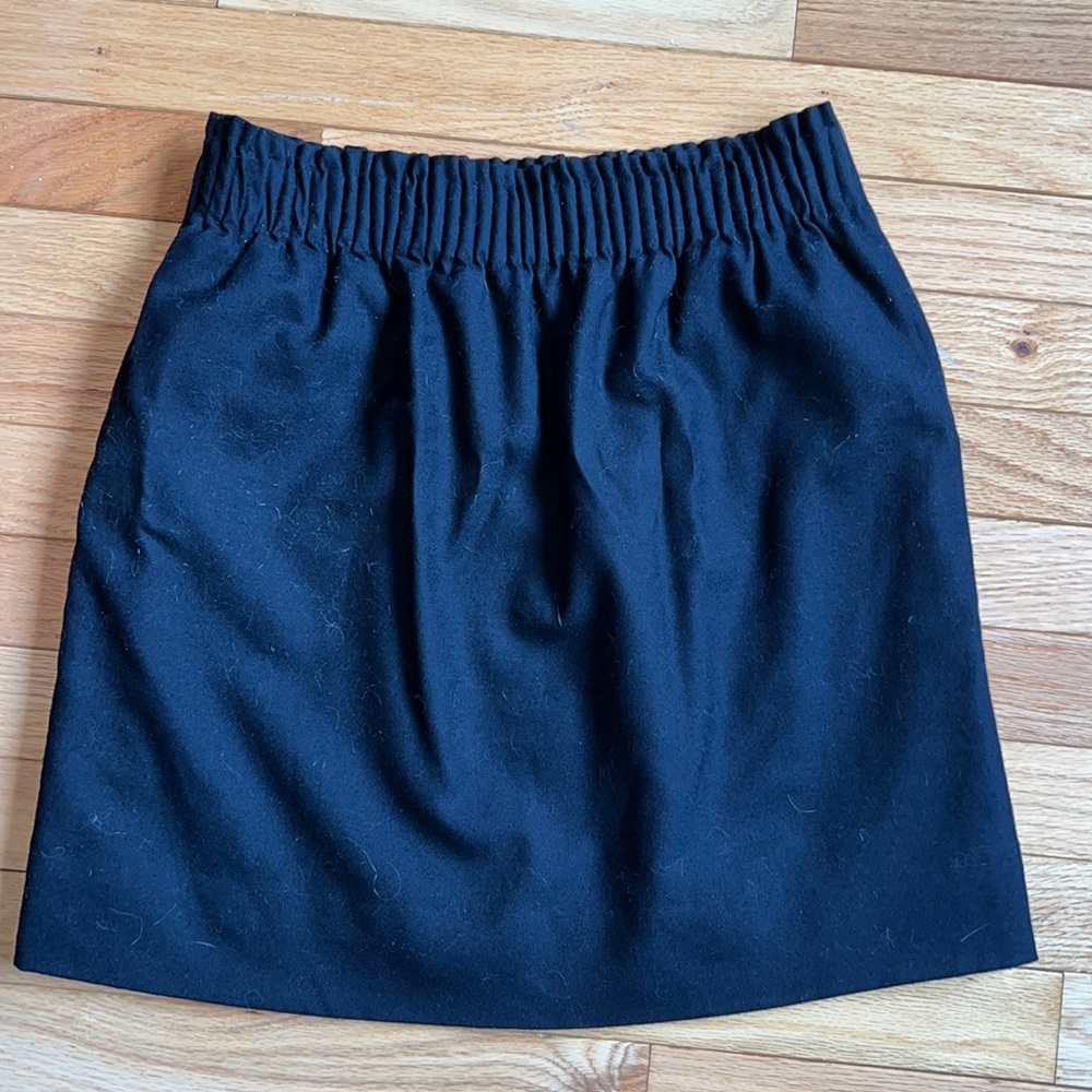 J crew black skirt lined. Size 2 excellent condition. Elastic waist band